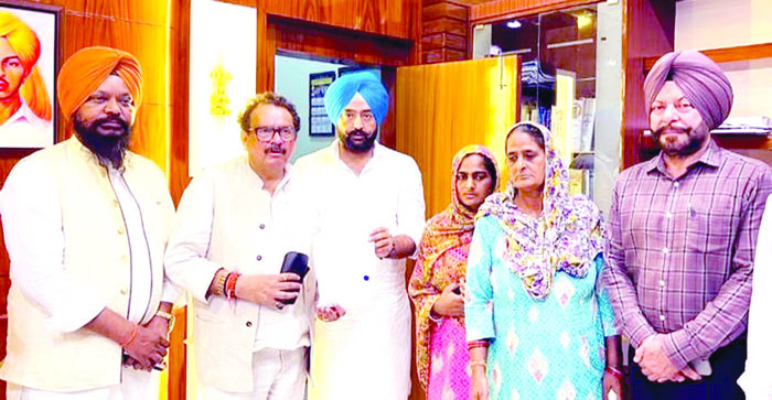 ਰੂਸ ਫ਼ਸੇ ਨੌਜਵਾਨ ਦਾ ਮੁੱਦਾ ਕੇਂਦਰੀ ਮੰਤਰੀ ਕੋਲ ਚੁੱਕਿਆ।